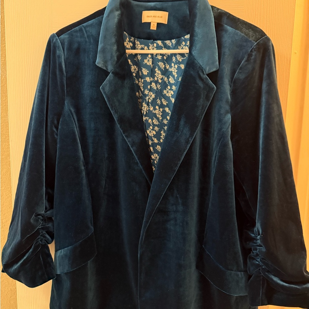 Skies Are Blue Velvet Blazer in Deep Blue